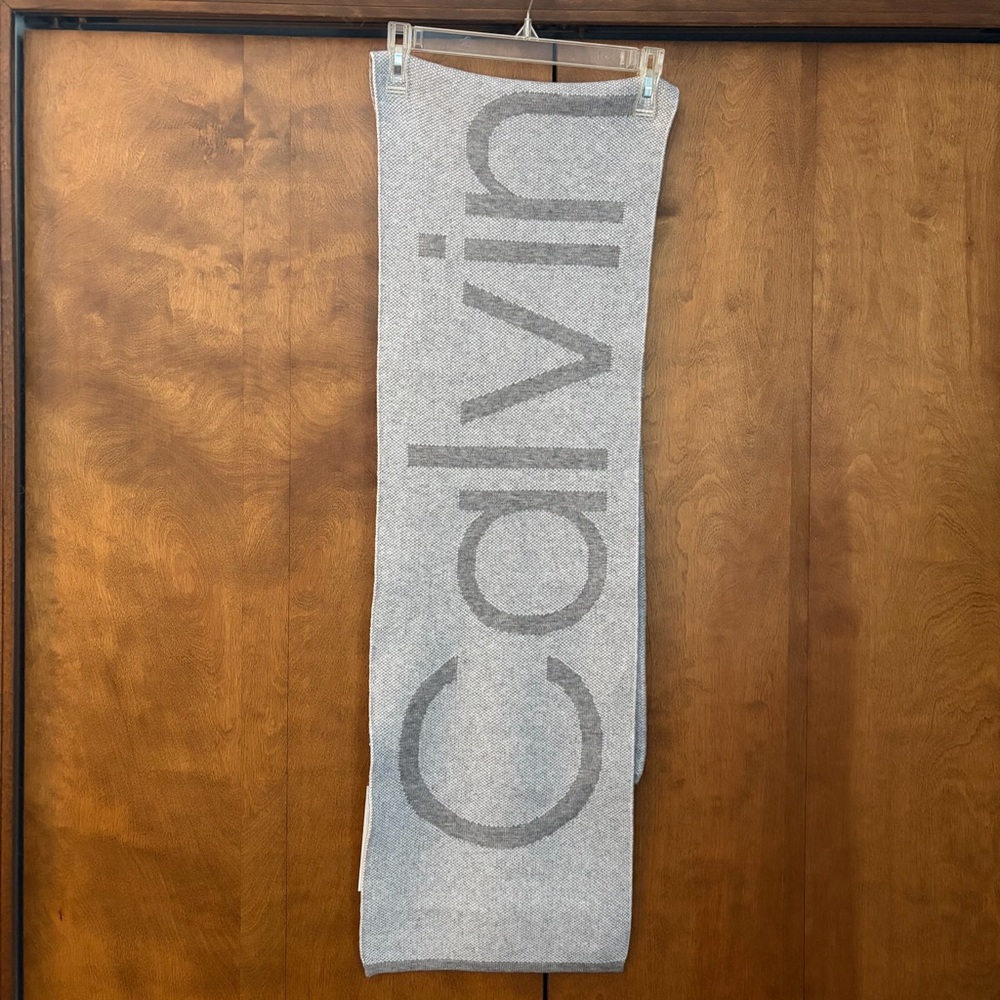 NWT Calvin Klein Light Gray Knit Scarf